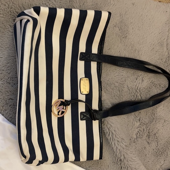 Beautiful lightly used Michael Kors bag purchased from Macy’s - Picture 3 of 9